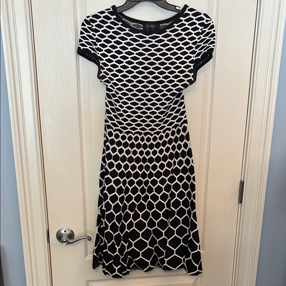 Jessica Simpson size S, Chic Black and White Geometric Dress